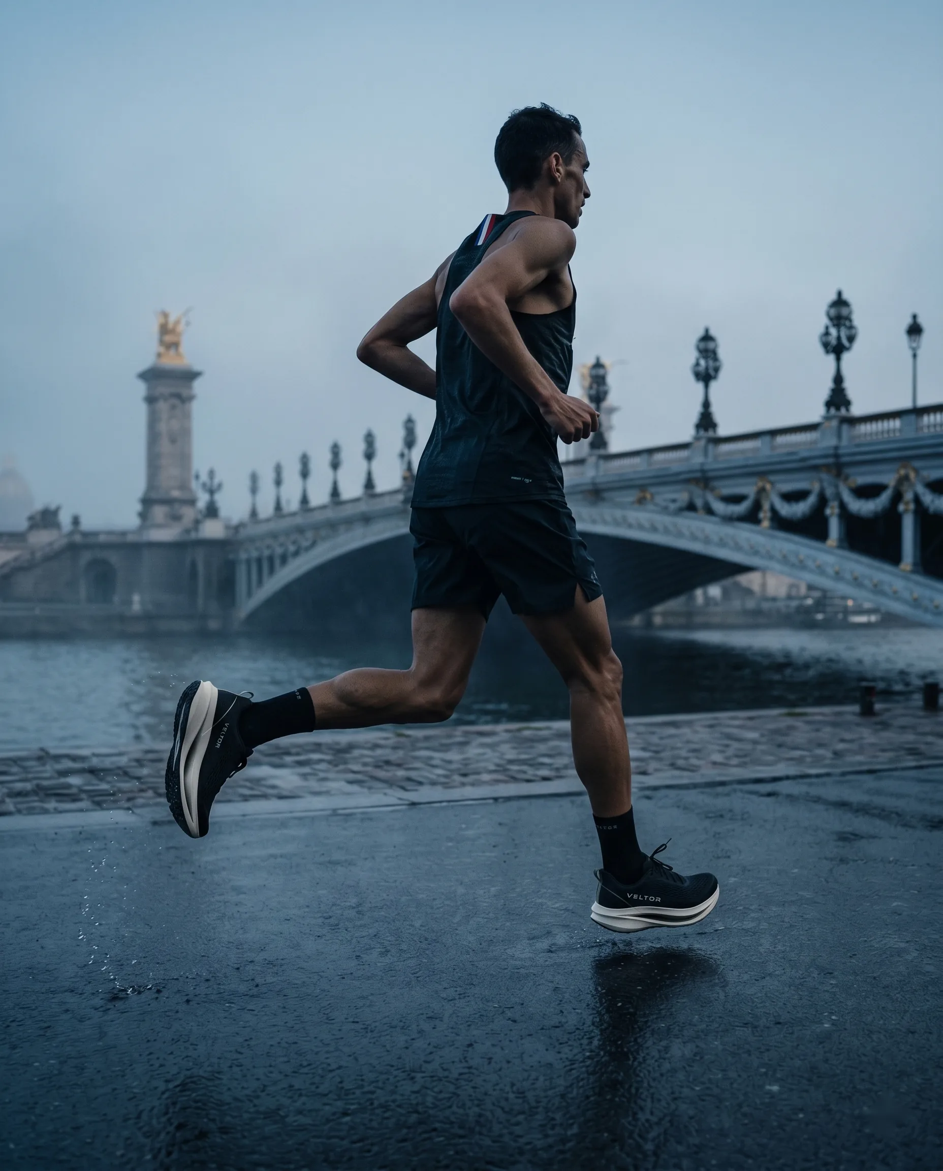 Coureur urbain à l'aube — quais de Seine, lumière froide